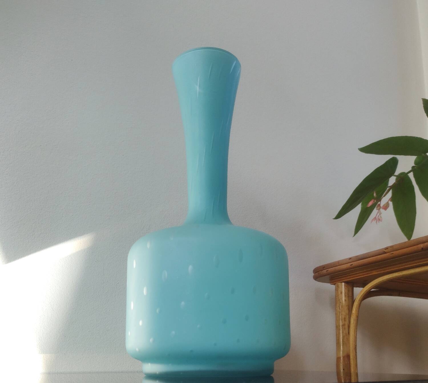 Grand vase vintage en opaline bleue à long col – Années 60/70