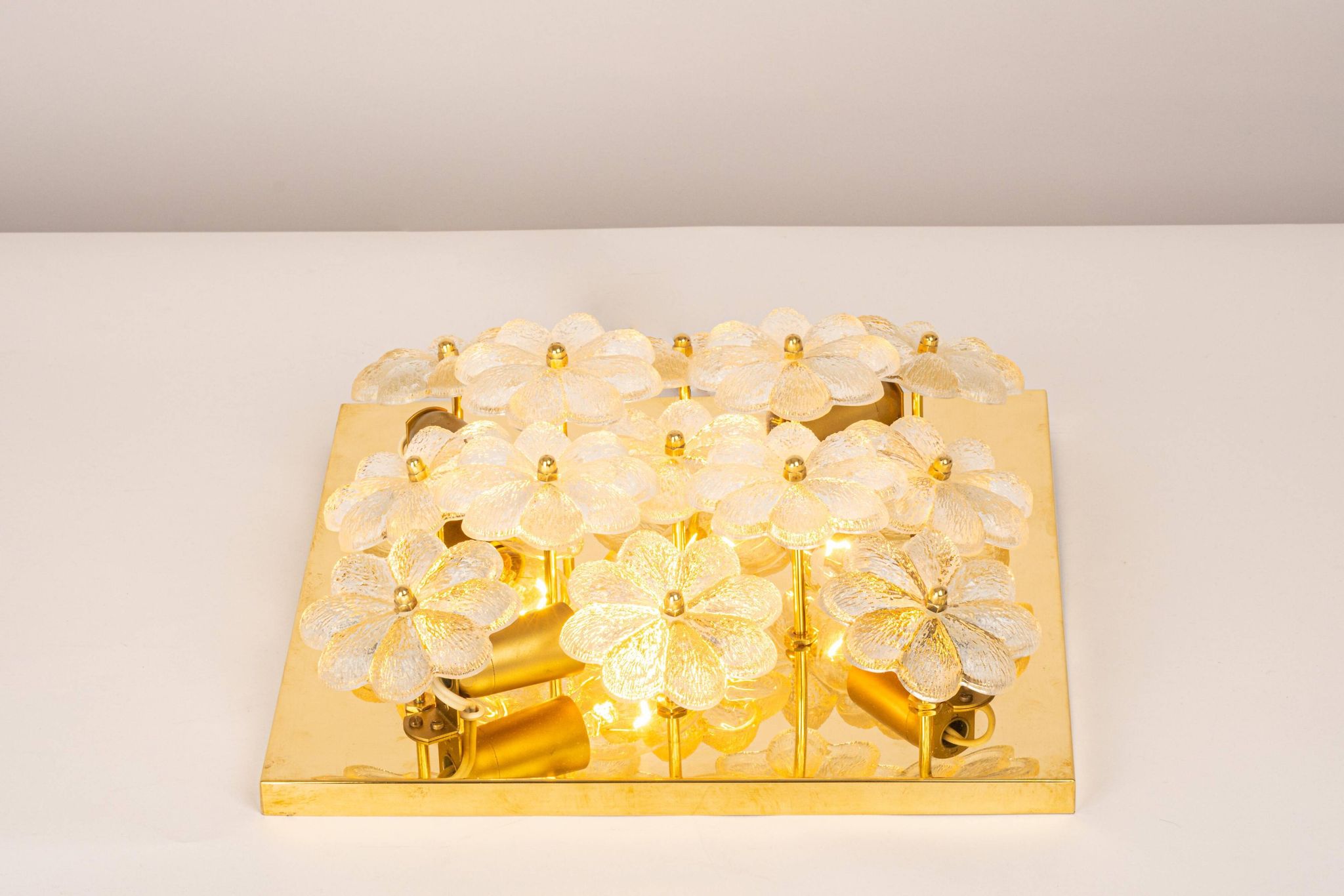 Magnificent small wall lamp/ceiling fixture in glass in the shape of a flower E. Palme, Germany.