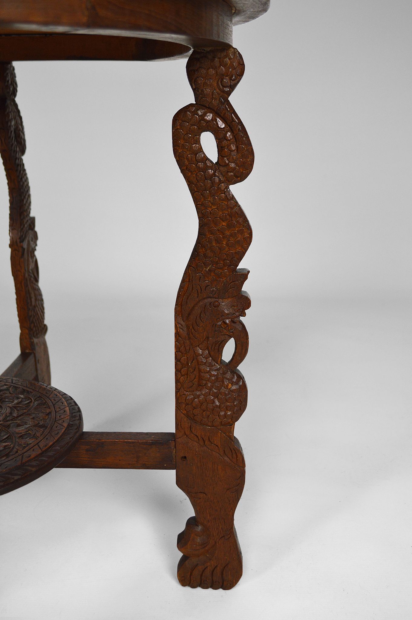 Table basse asiatique sculptée de dragons et de paons, Indonésie, début XXe