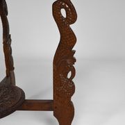 Table basse asiatique sculptée de dragons et de paons, Indonésie, début XXe