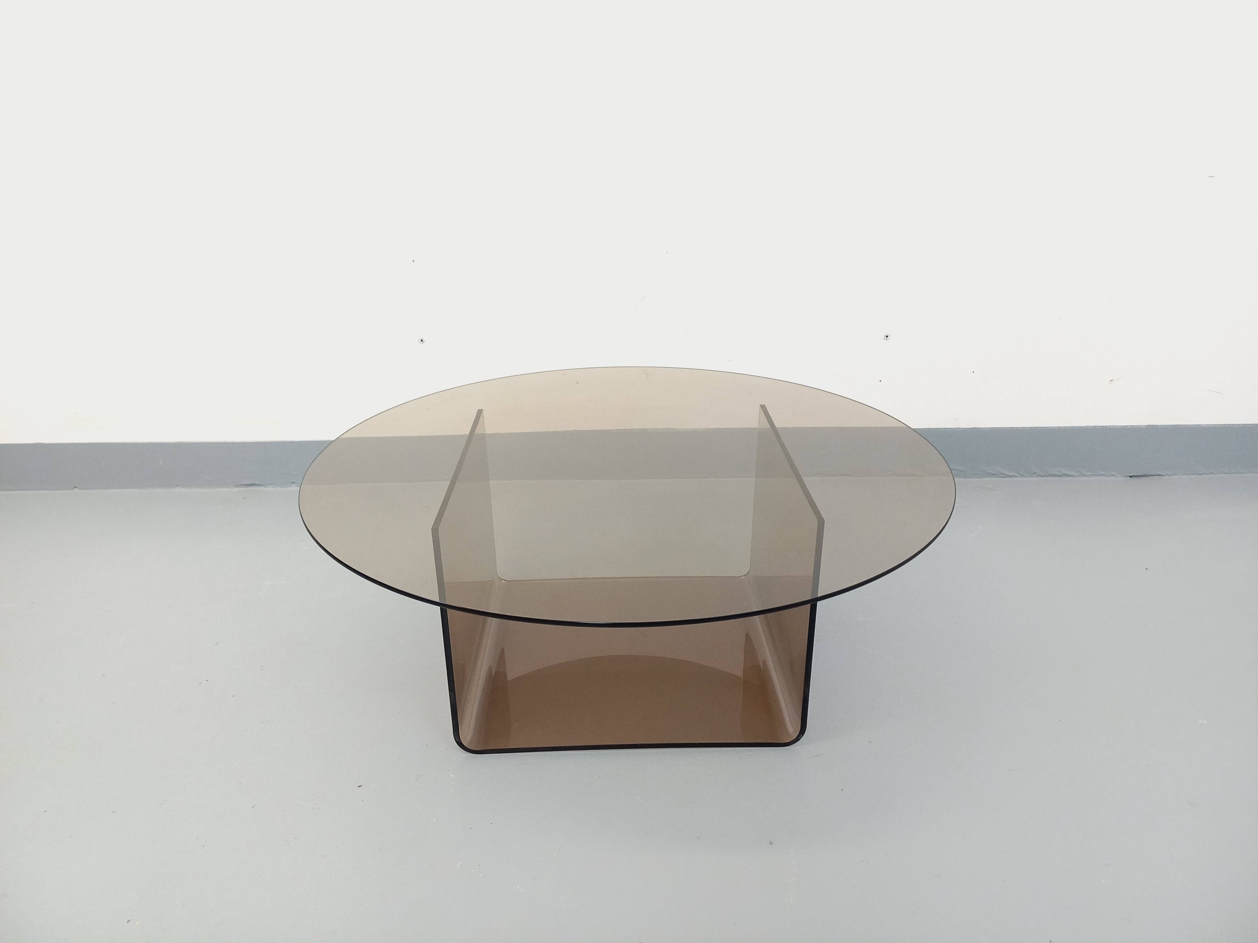 Vintage round coffee table in glass and plexiglass, Space Age style from the 70s.