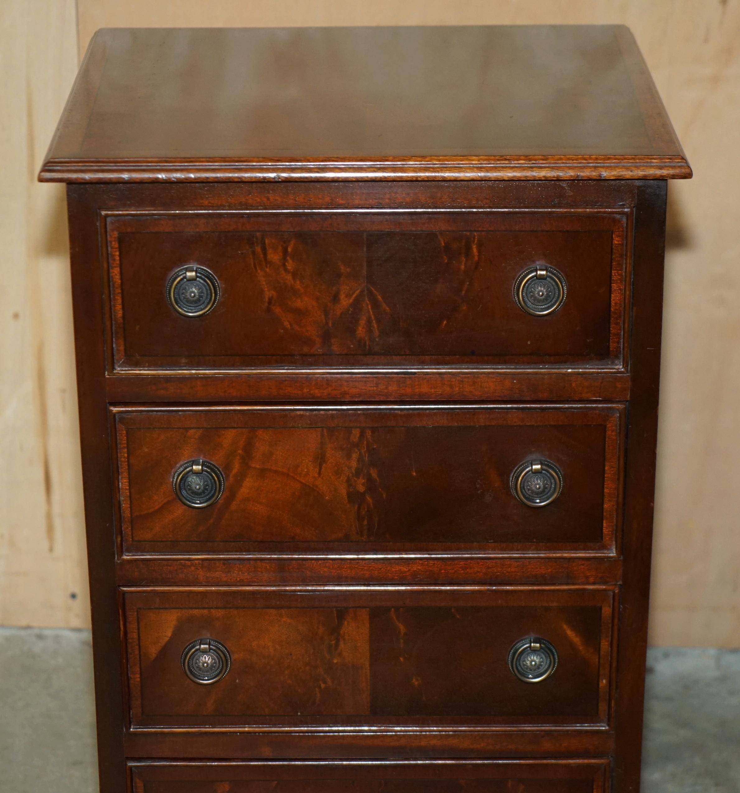 Paire de commodes françaises en bois dur flammé poli