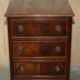 Paire de commodes françaises en bois dur flammé poli
