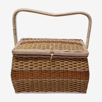 Vintage sewing box in rattan and scoubidou