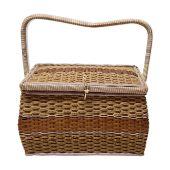 Vintage sewing box in rattan and scoubidou