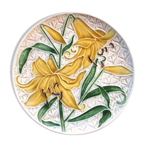 Assiette Schramberg en barbotine art déco art nouveau: fleurs de lys jaunes