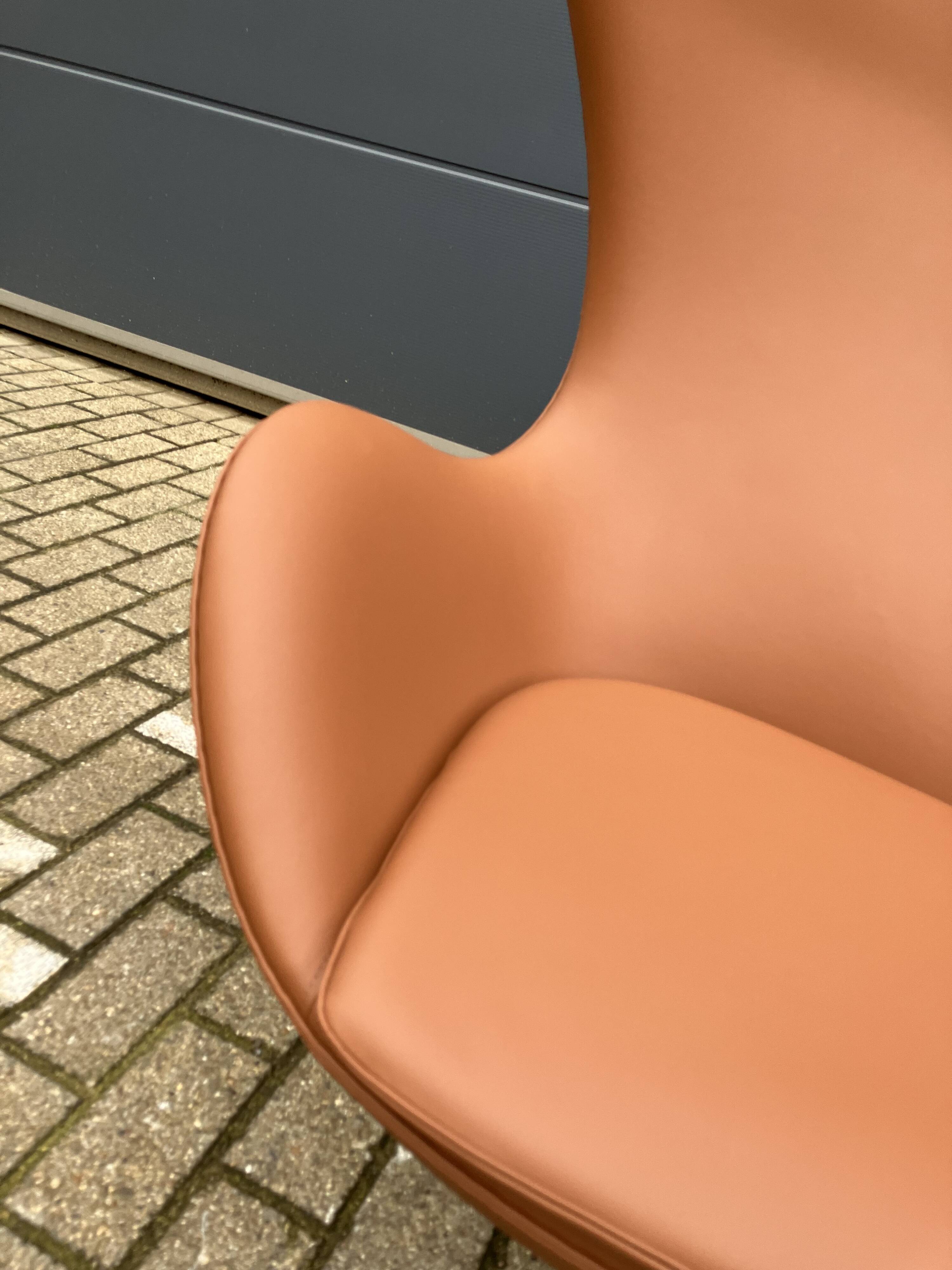 2x Fritz Hansen Egg chair by Arne Jacobsen in Cognac leather, new condition!