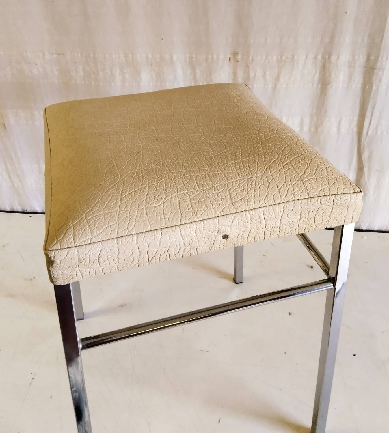 Tabouret vintage en métal chromé et similicuir blanc - mid. XXeme