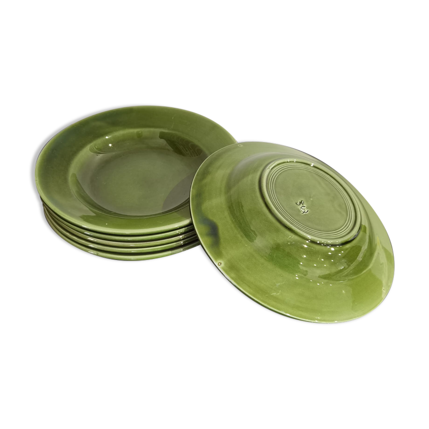 Hollow plates in glazed glazed ceramic green