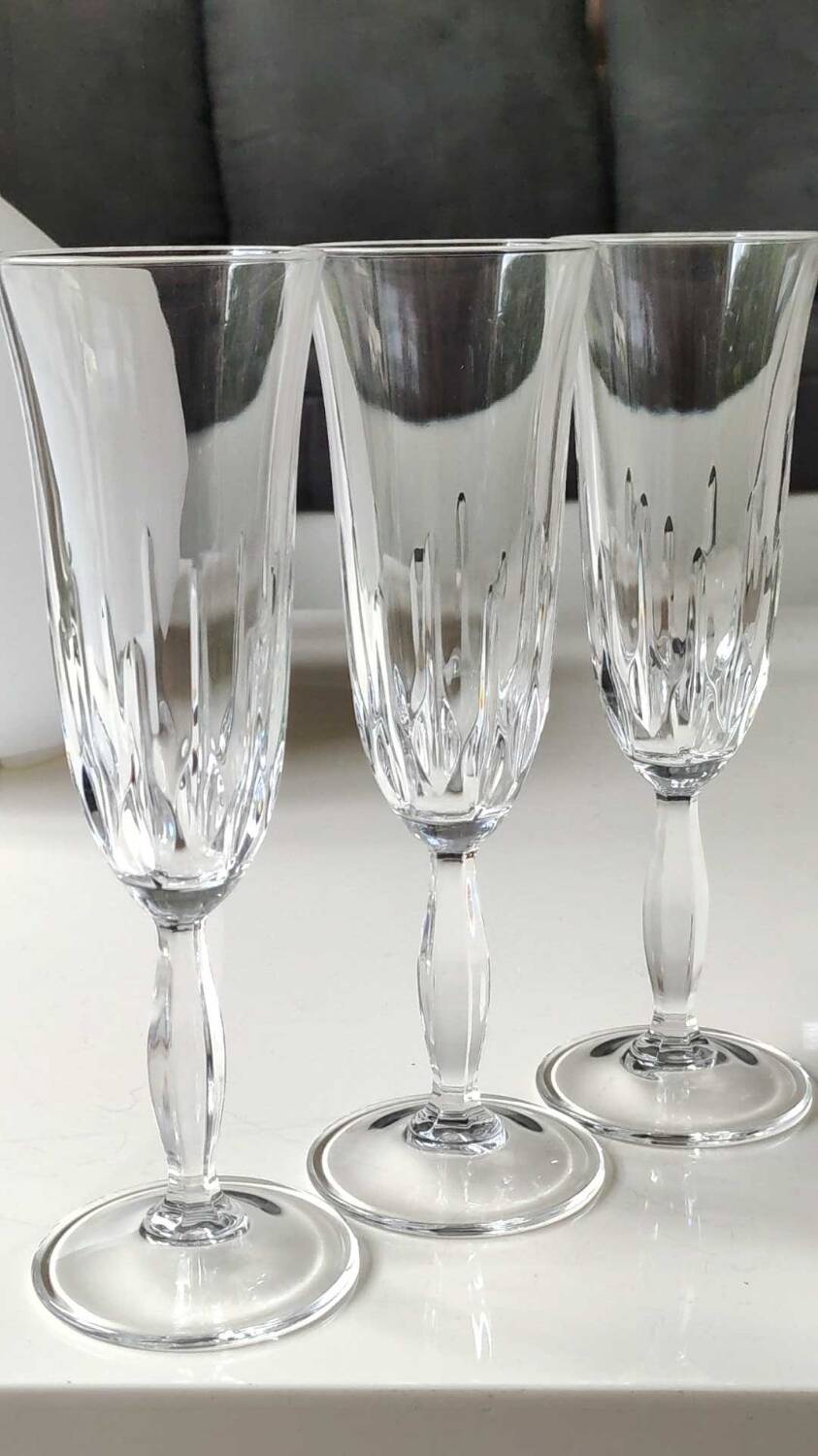 Lot 5 Large champagne flutes in cut crystal. Diamond drop/point patterns. High 20.5 cm