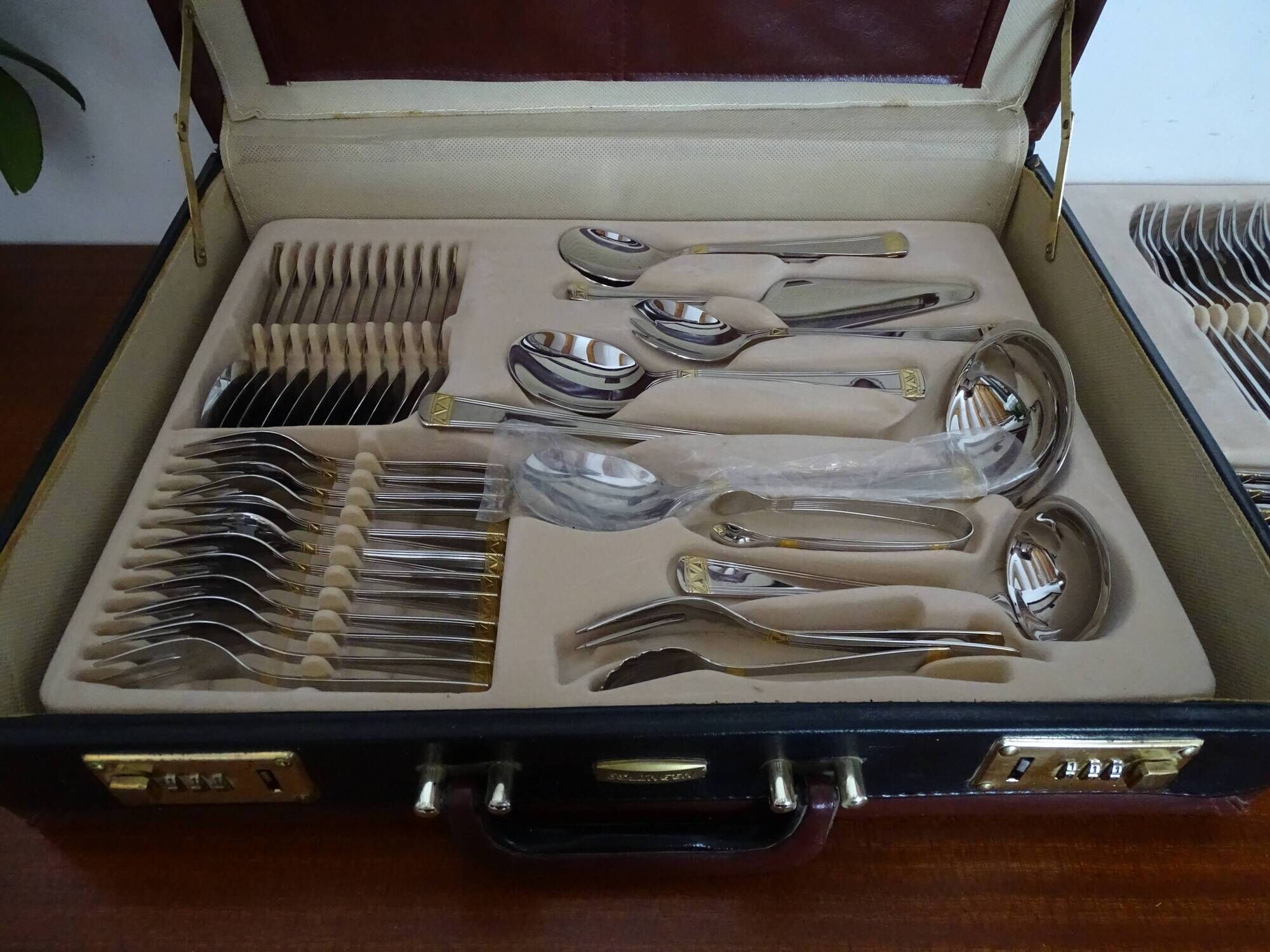 Ménagère soligen 72 pieces stainless steel and gold plated for 12 people