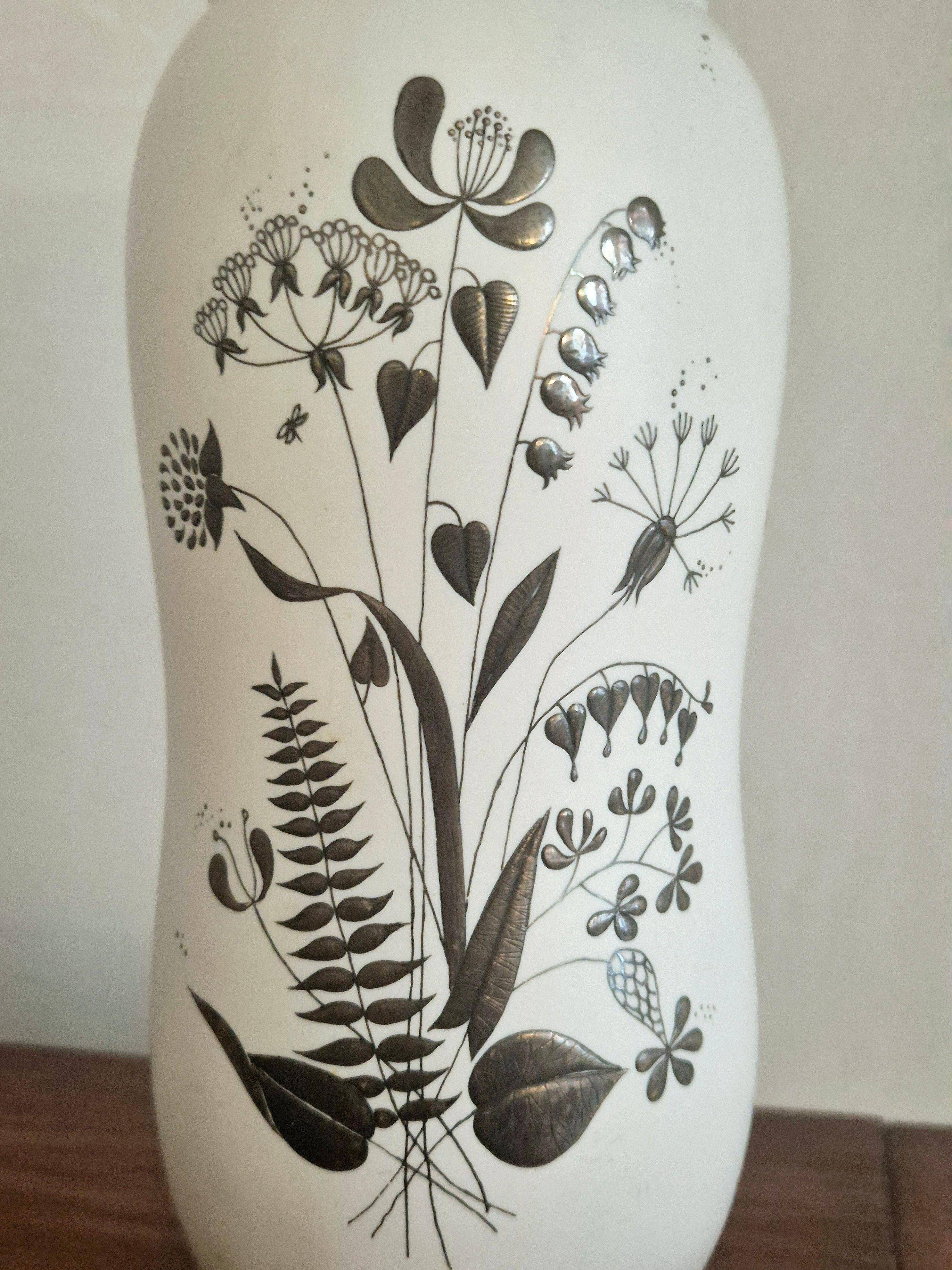 Vase en grès décoré de fleurs en argent, modèle Grazia, suédois moderne.
