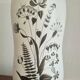 Vase en grès décoré de fleurs en argent, modèle Grazia, suédois moderne.