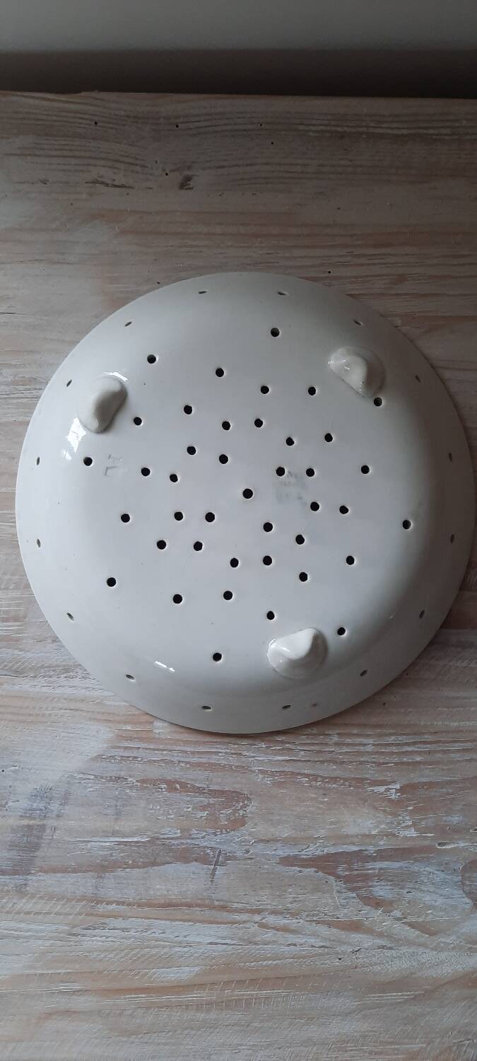 Old porcelain drainer