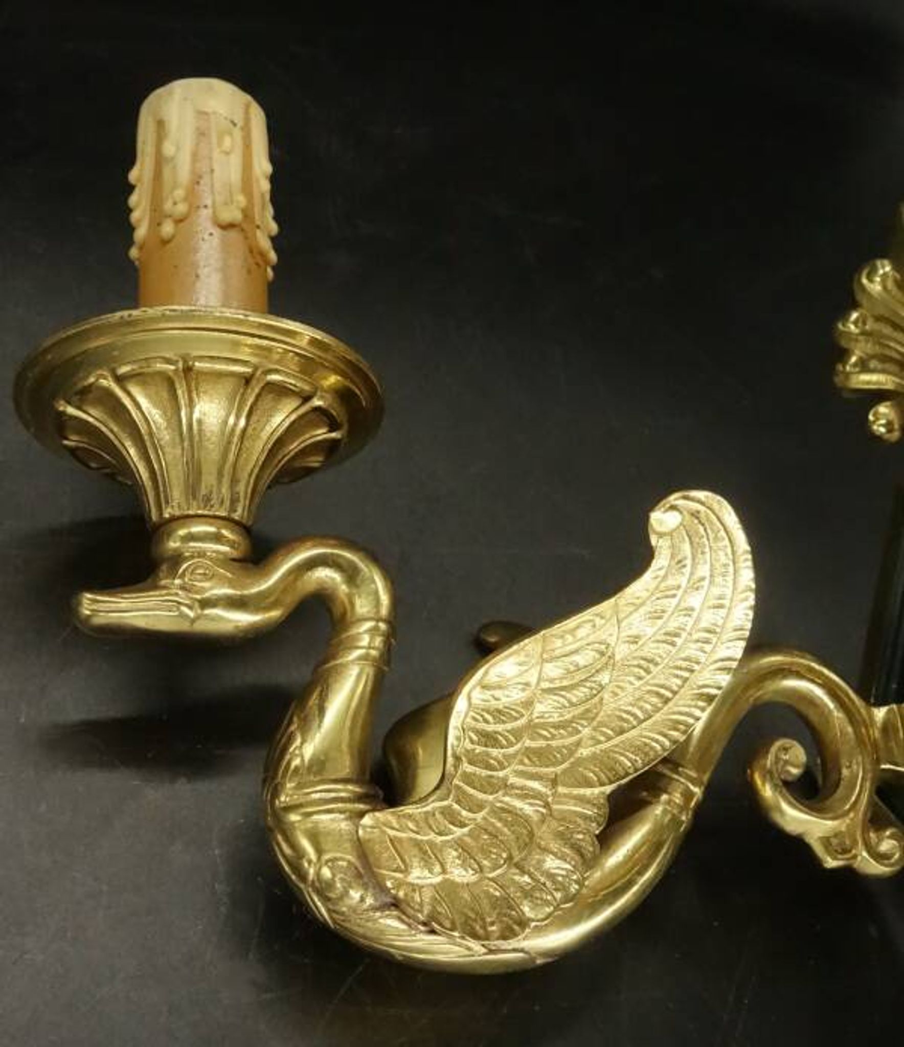 Pair of Empire style wall sconces with swans by Petitot - bronze & green patina