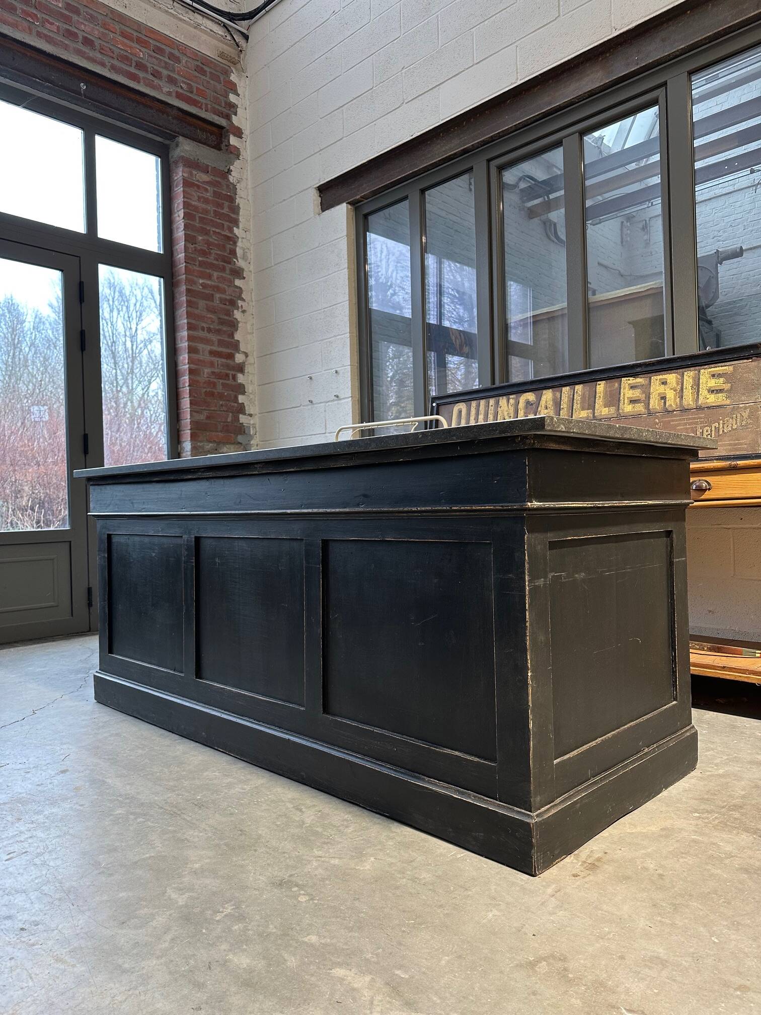 Ilot de magasin recouvert d’une pierre bleue