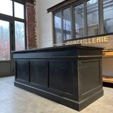 Ilot de magasin recouvert d’une pierre bleue