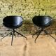 Paire de fauteuils pivotants modernistes en cuir noir