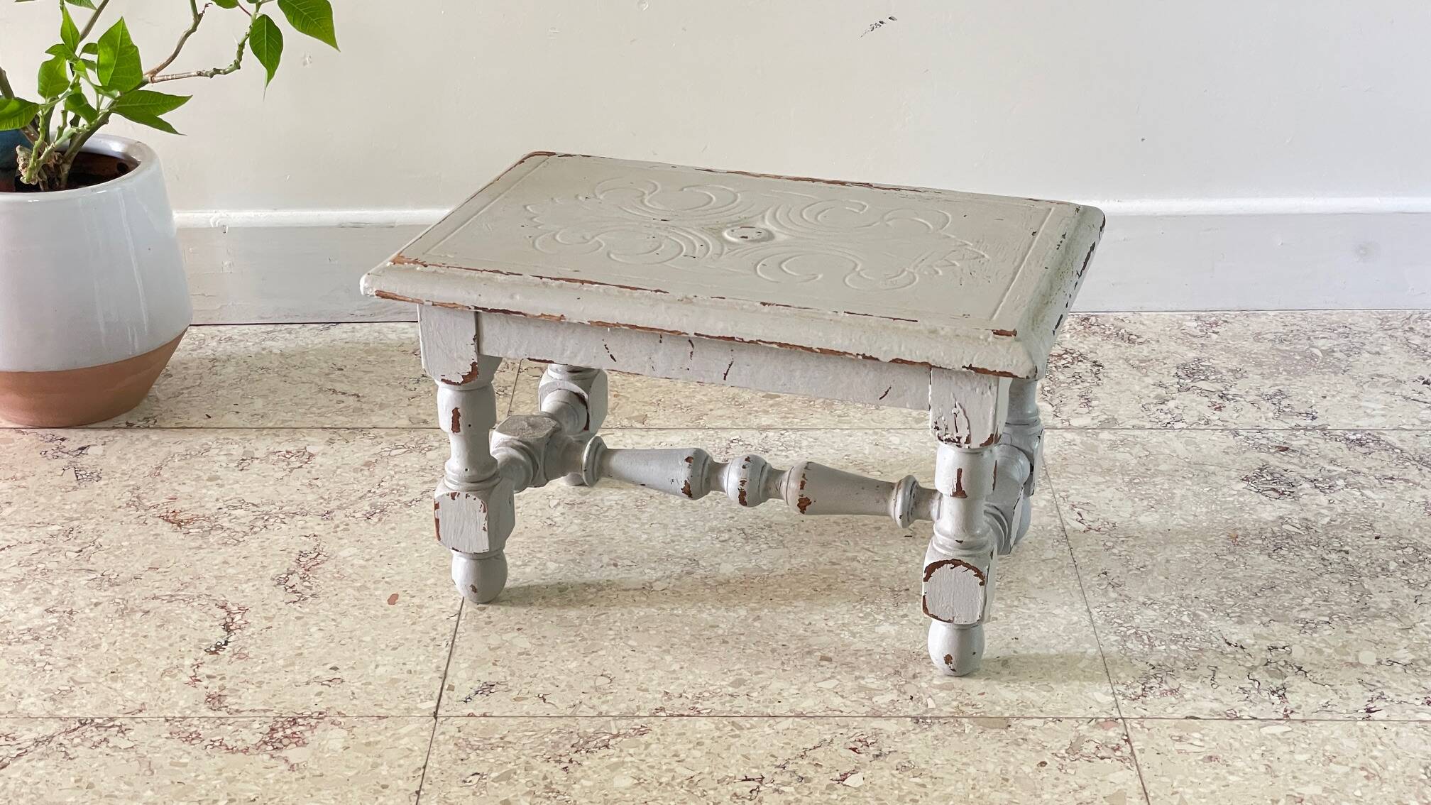 Tabouret vintage gris perle patiné