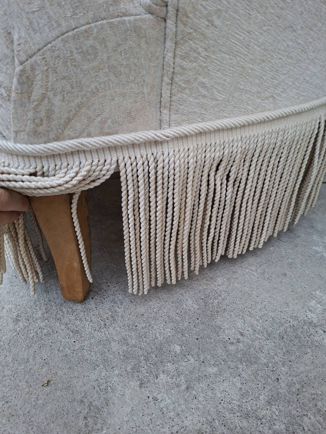 "Crapaud" bench in the richly decorated Napoleon III style.