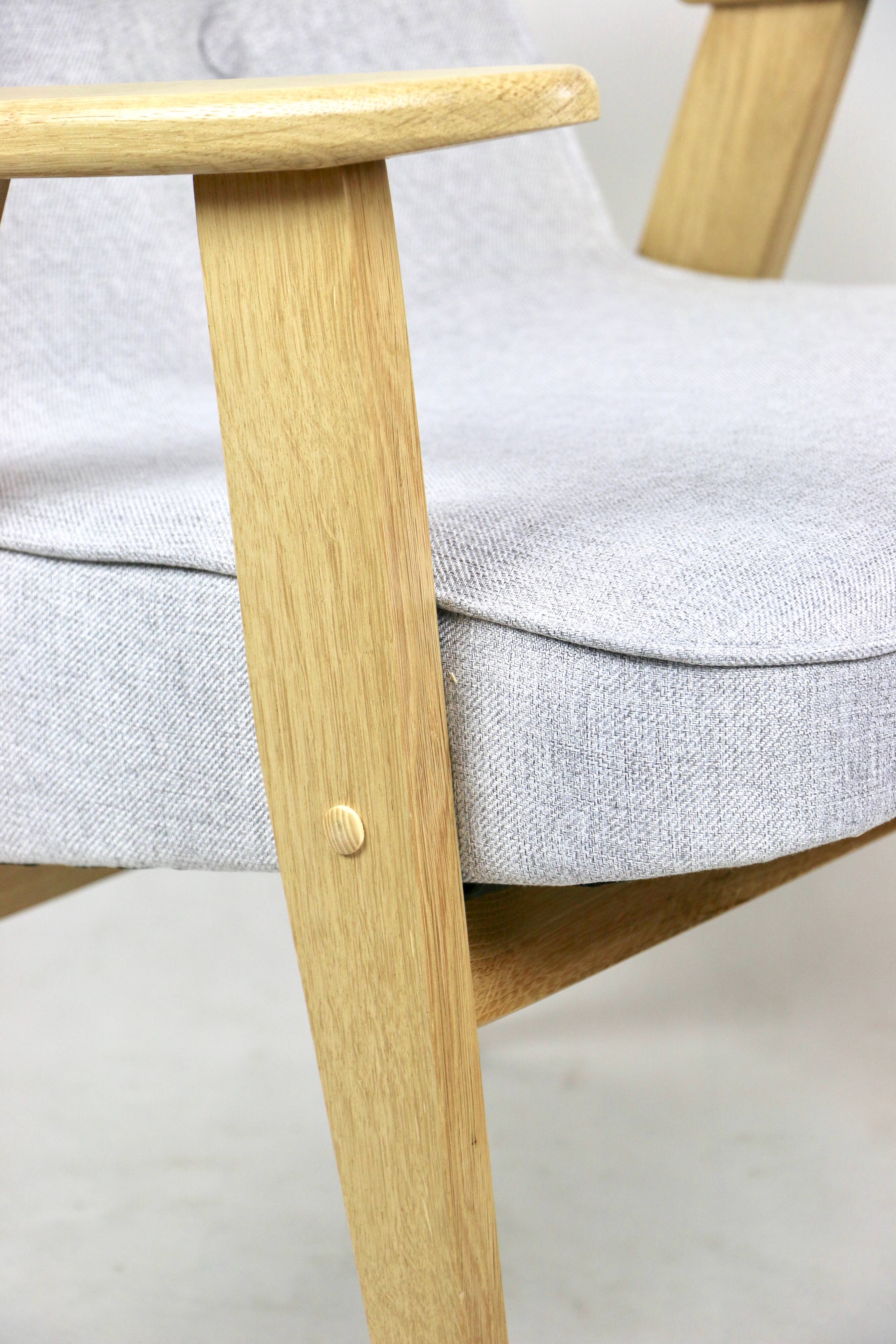 Fauteuil Modèle 366 Bouclé Beige par Józef Chierowski, 1970s