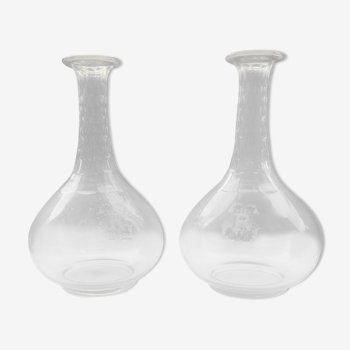 Paire de carafes en cristal avec col taillé et corps gravé avec monogrammes R