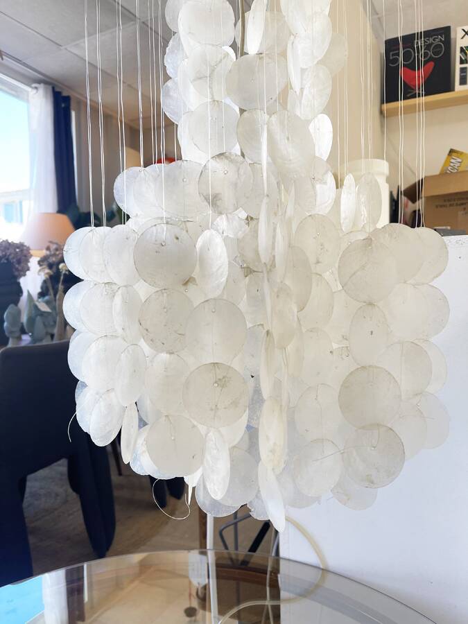 Very large cascading chandelier in mother-of-pearl, Verner Panton style, 1970.