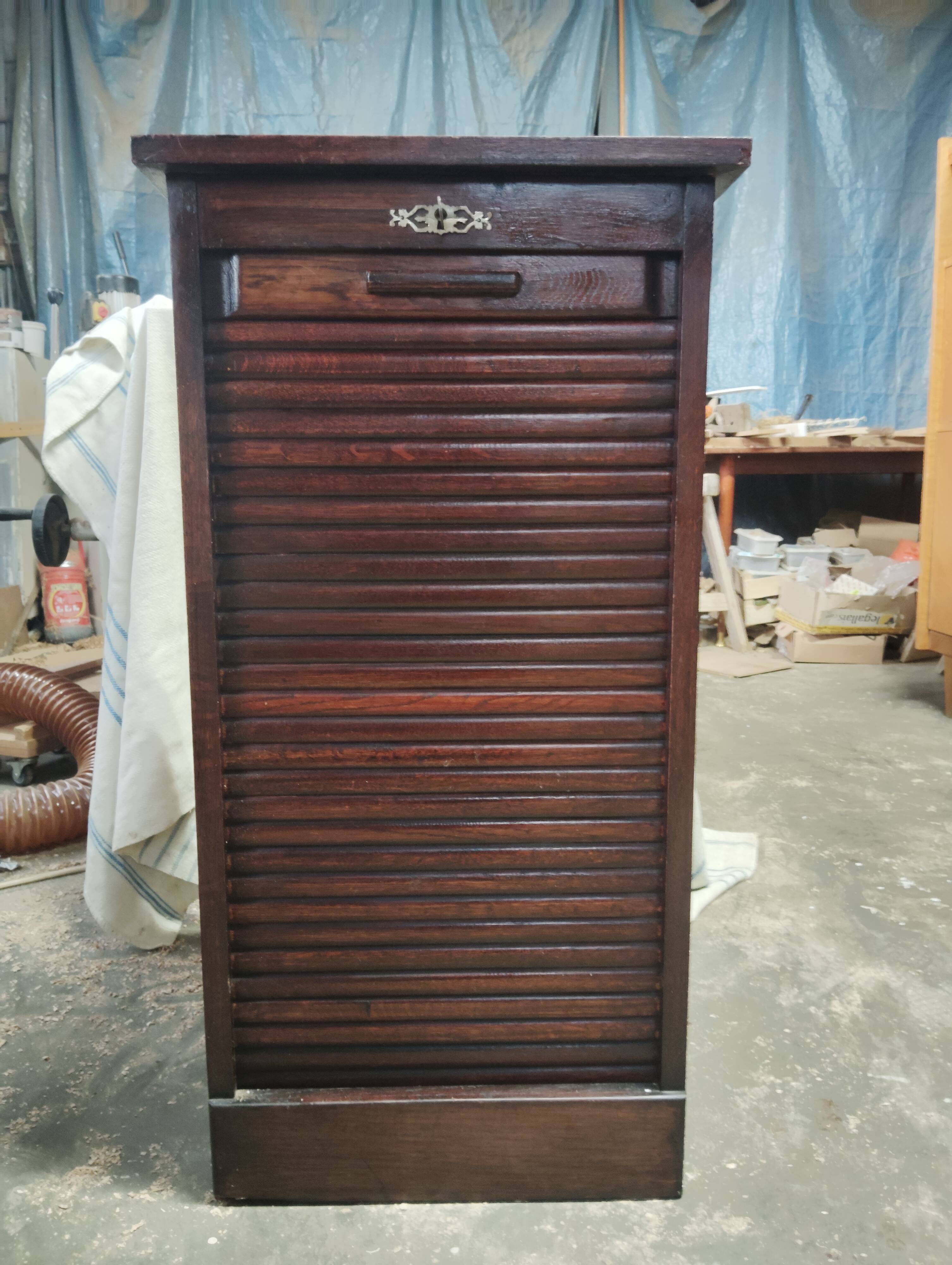 Curtain cabinet