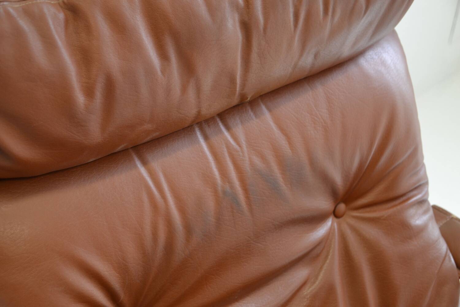 Siesta leather armchair by designer Ingmar Relling.