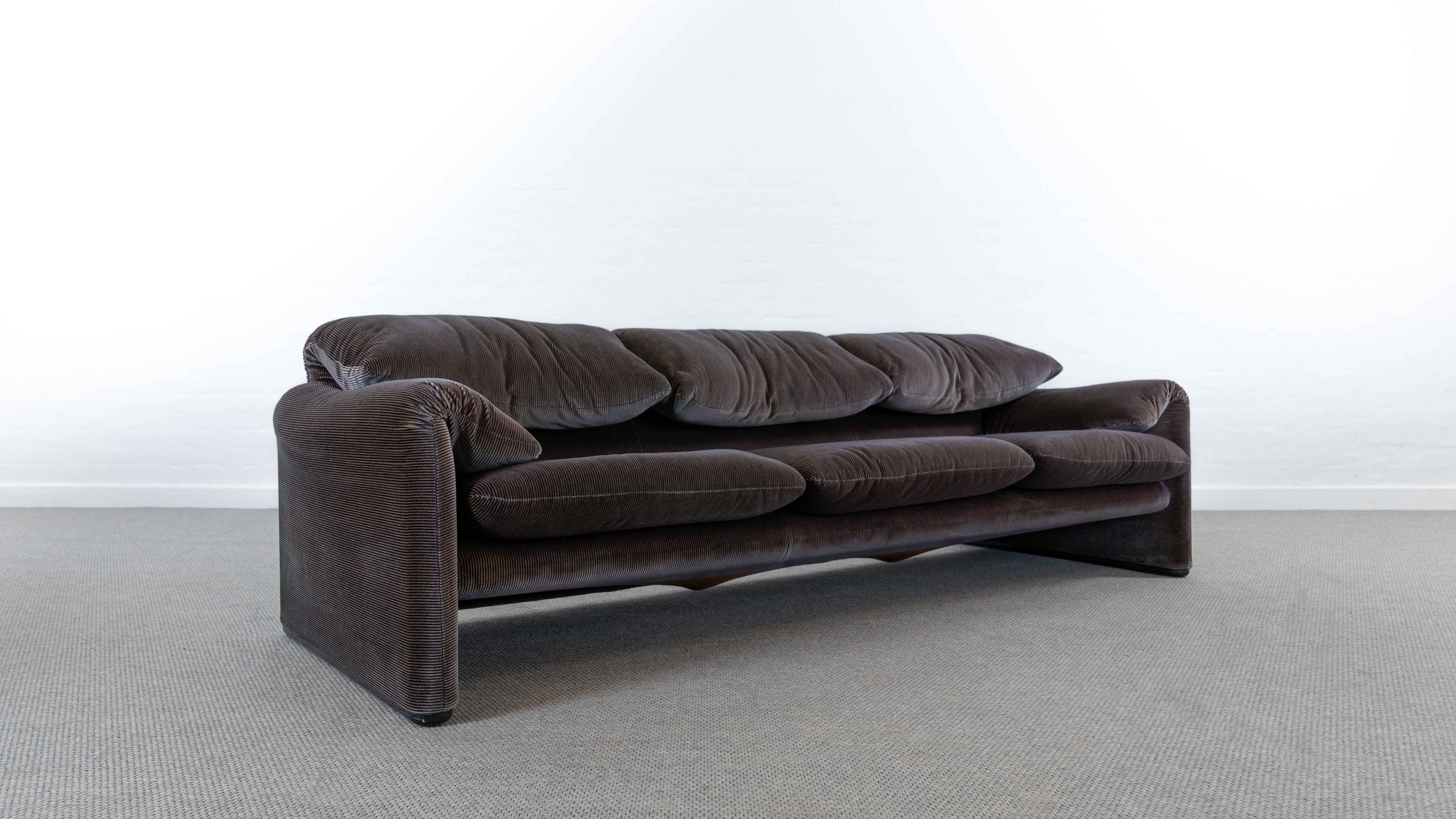 Maralunga 3-seater sofa by vico magistretti for cassina, italy