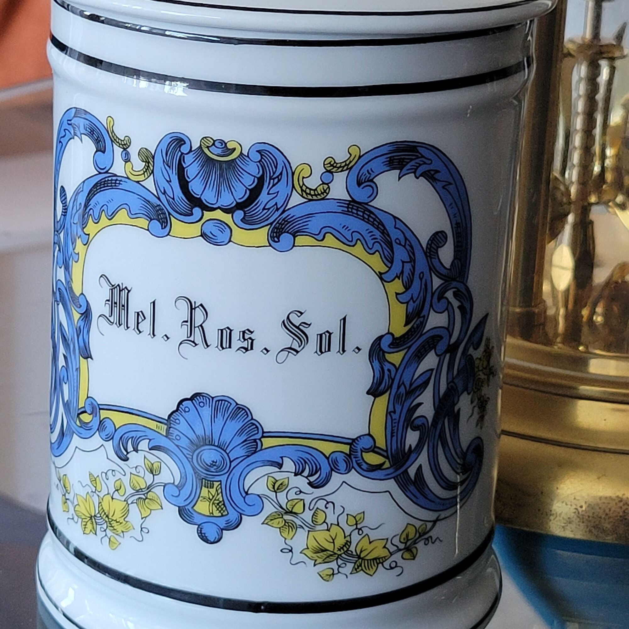 Apothecary pharmacy pot in Mel porcelain. Ros. Ground.
