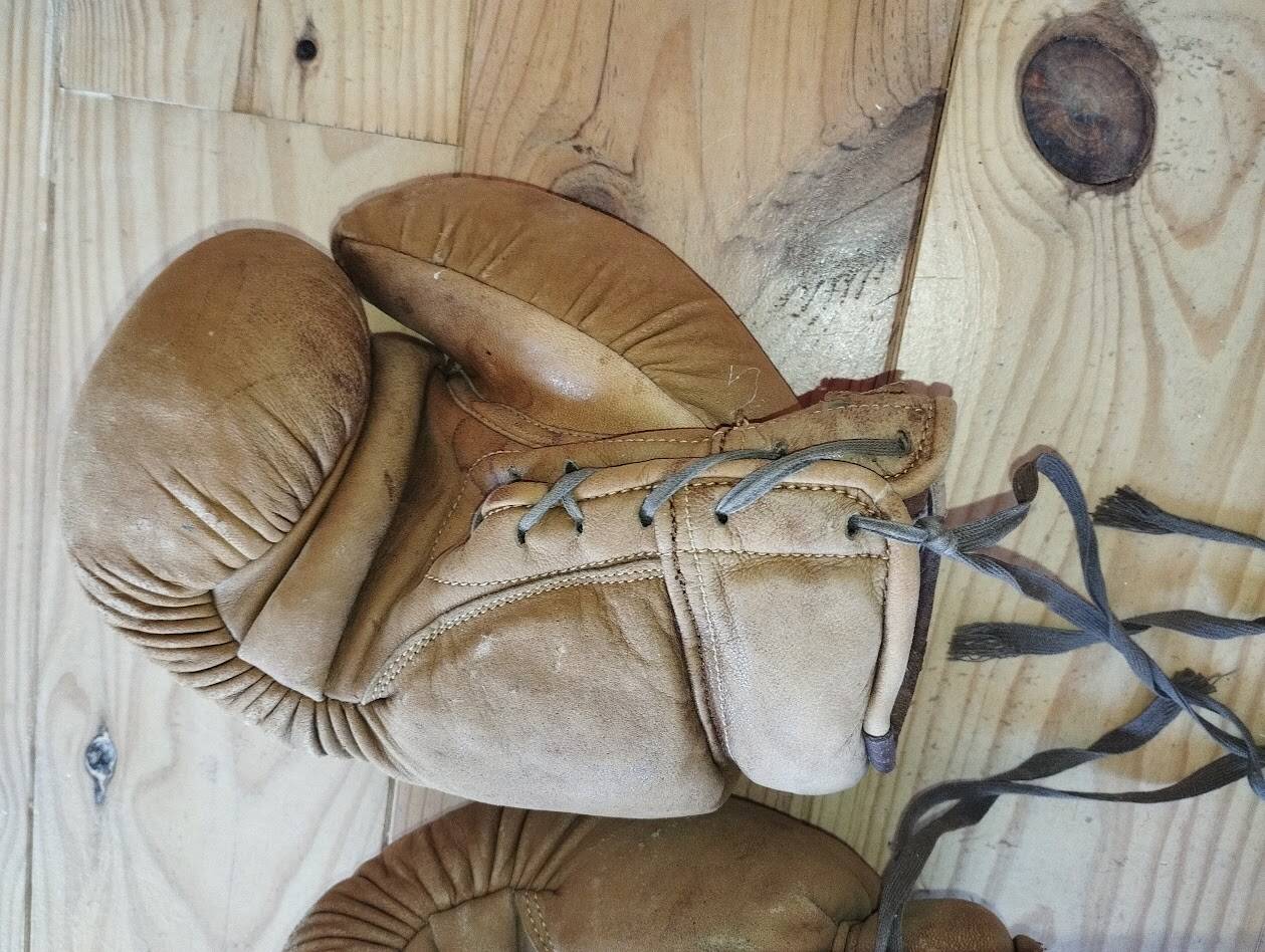 Vintage pair of tan leather boxing gloves (8 oz) – Circa 1940/19