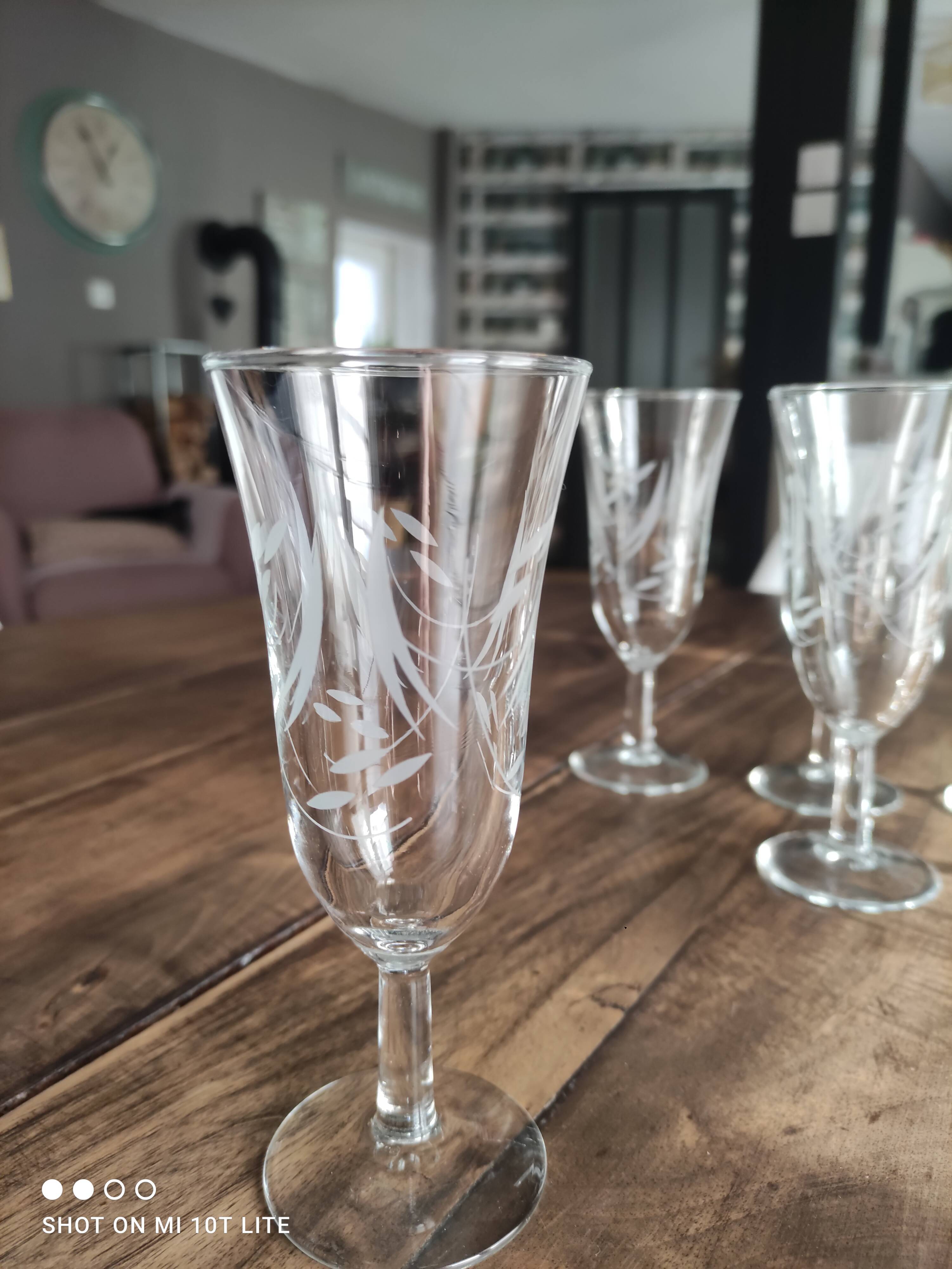 Lot de 6 flûtes à champagne vintage en verre gravé feuillage opaque