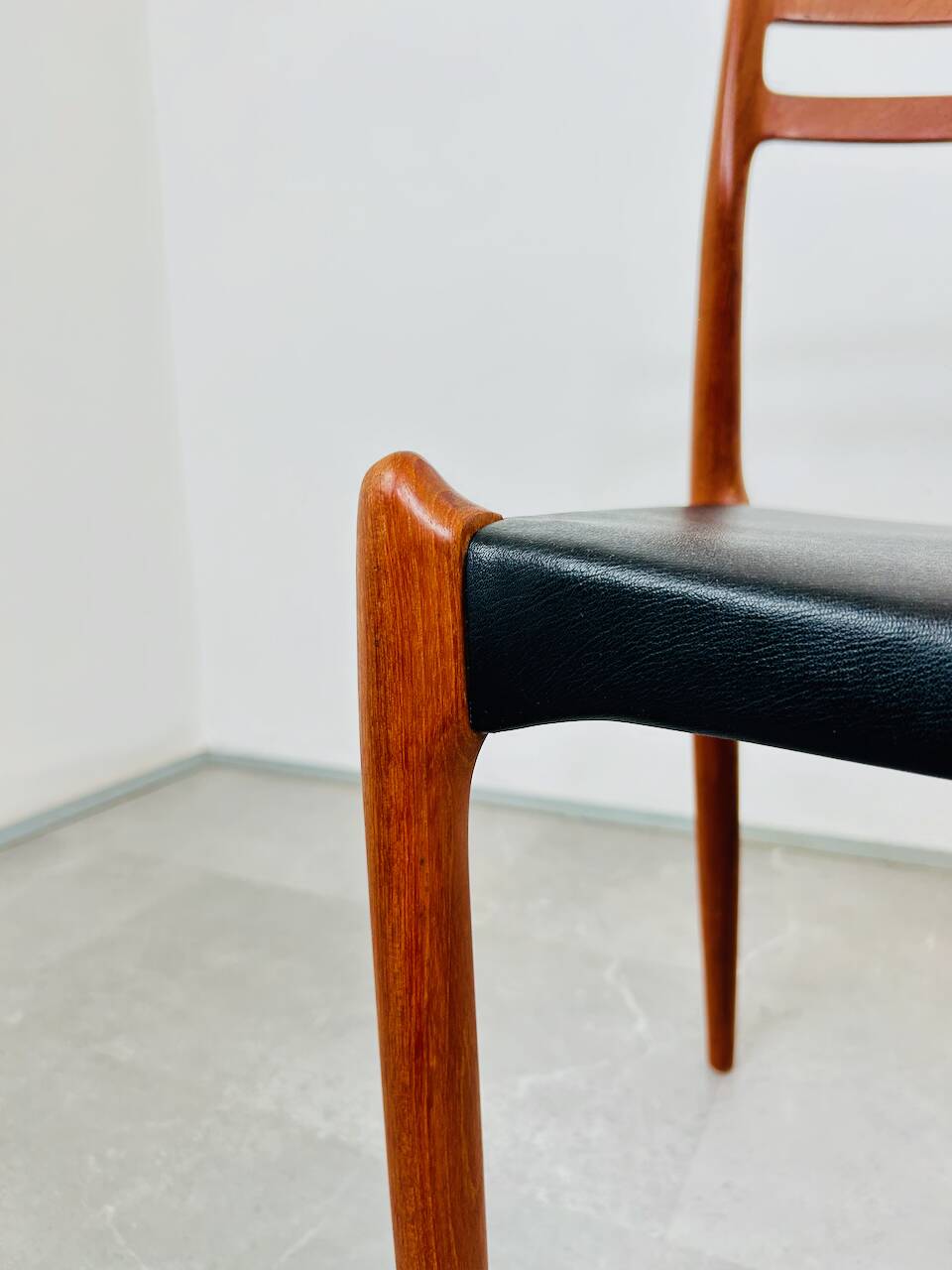 Ensemble de 4 chaises modèle 78 en teck et cuir par Niels O. Møller
