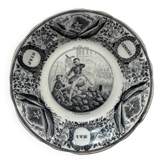 Assiette plate parlante vintage en porcelaine opaque de Creil et Montereau