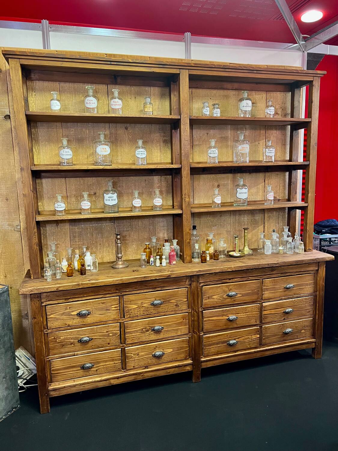 Meuble à tiroirs et son étagère de rangement