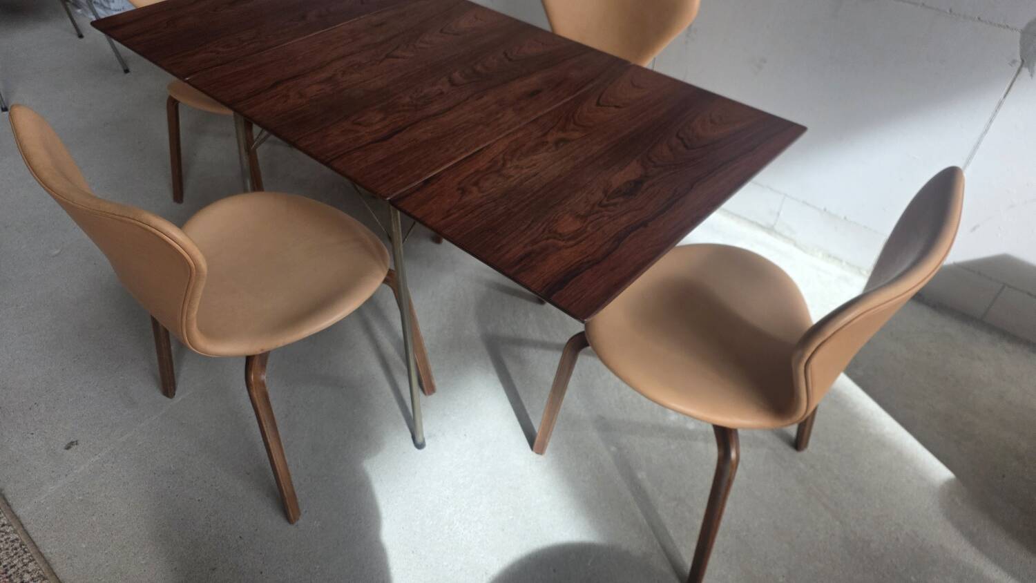Arne Jacobsen Rosewood Drop leave Table with chairs Fritz Hansen