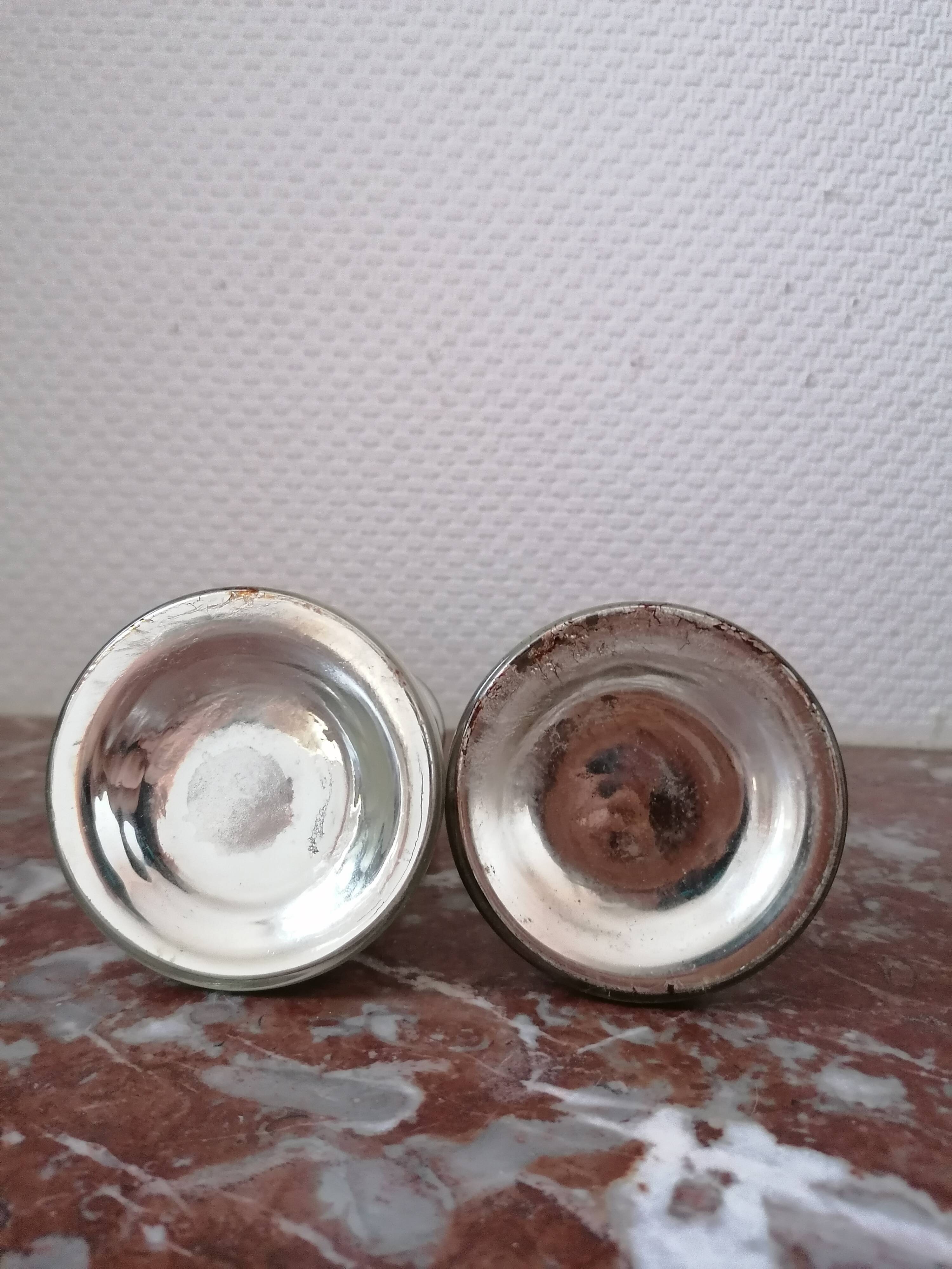 Paire de bougeoirs en verre églomisé