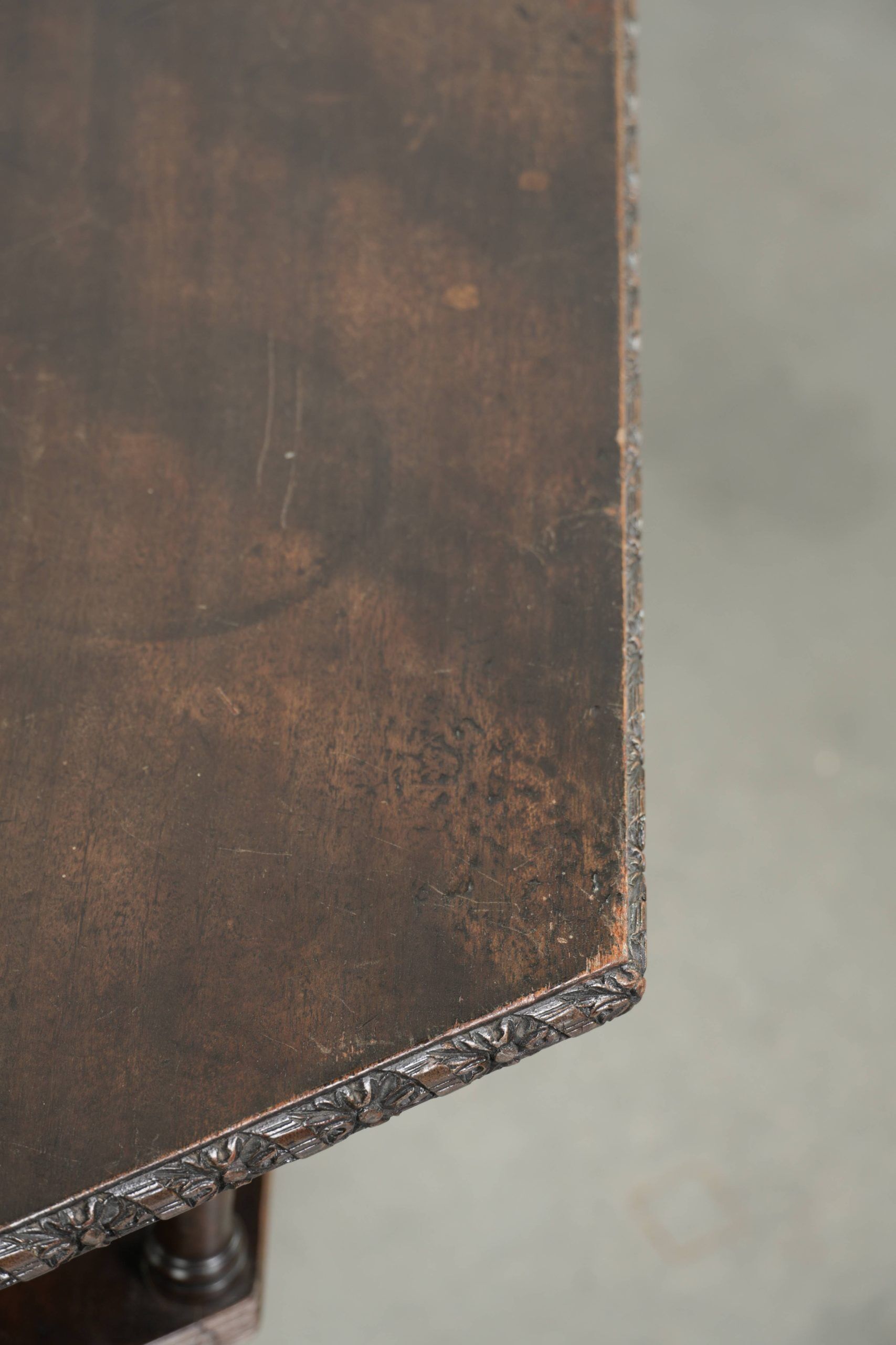 Antique wooden English rotating book table/side table from the 19th century