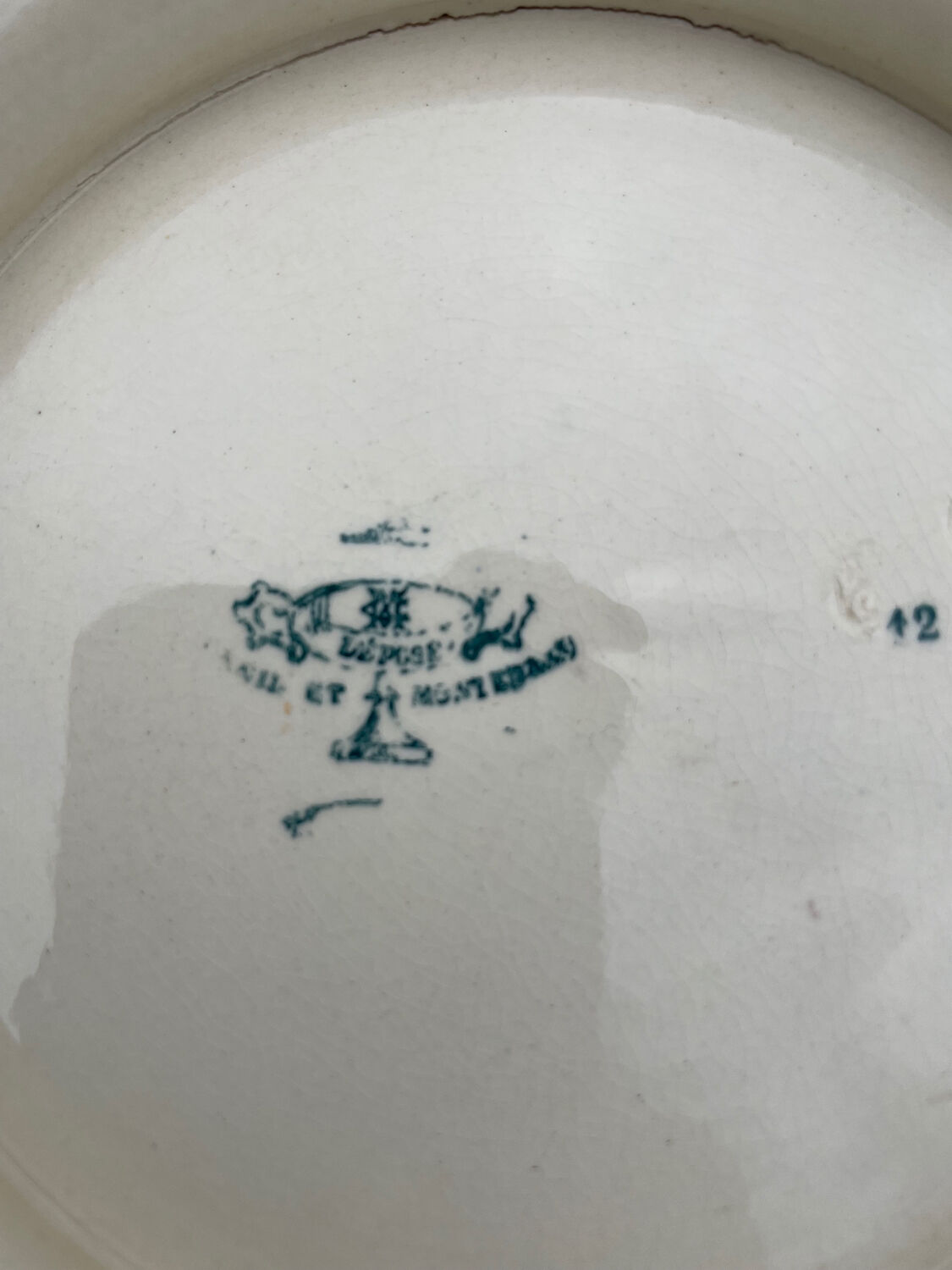 Plate on pedestal iron earth / Creil-montereau