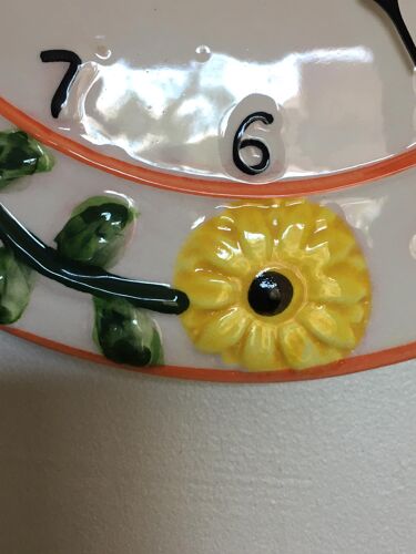 Horloge vintage en porcelaine colorée et motifs floraux. Fonctionne parfaitement