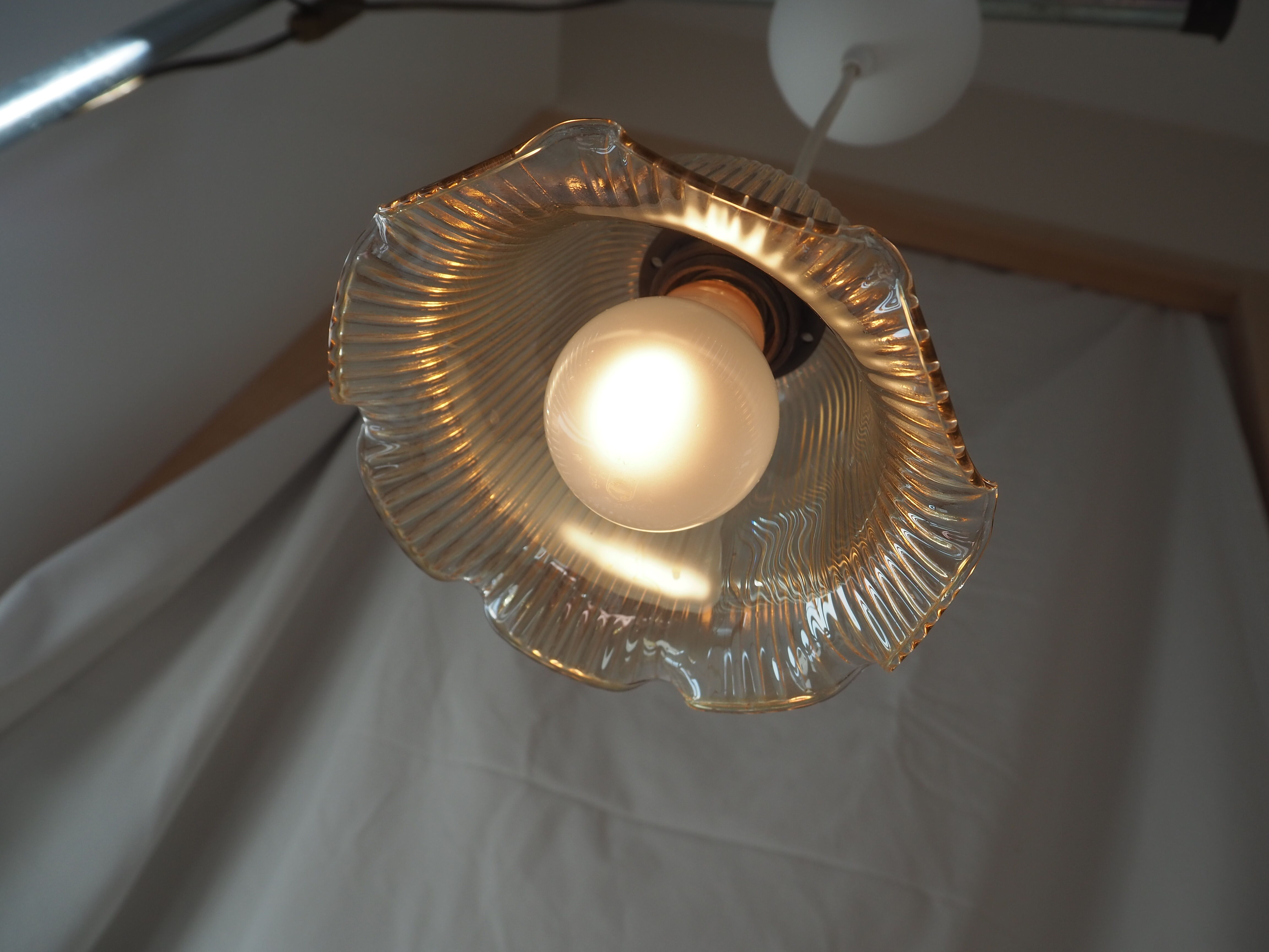 Striated tulip-shaped pendant light, in smoked glass