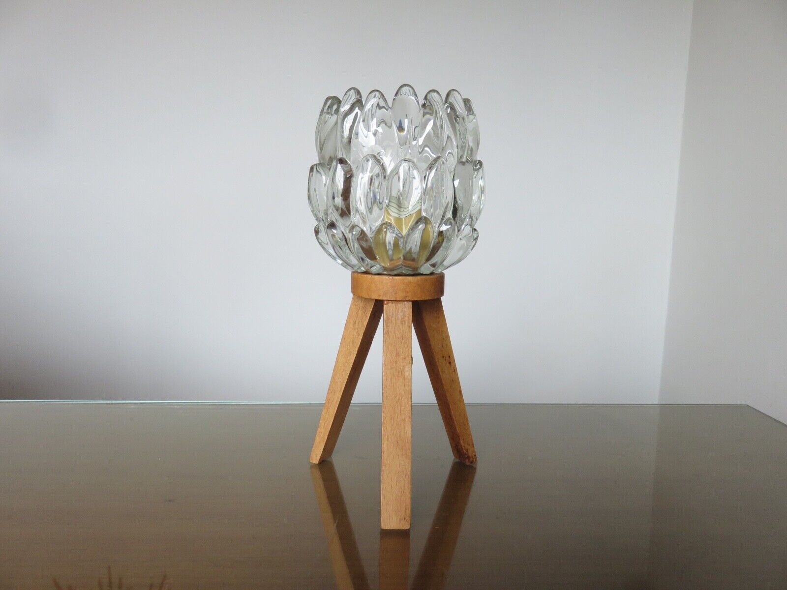 Tripod lamp in wood and glass J.T. Kalmar 1970 Austria
