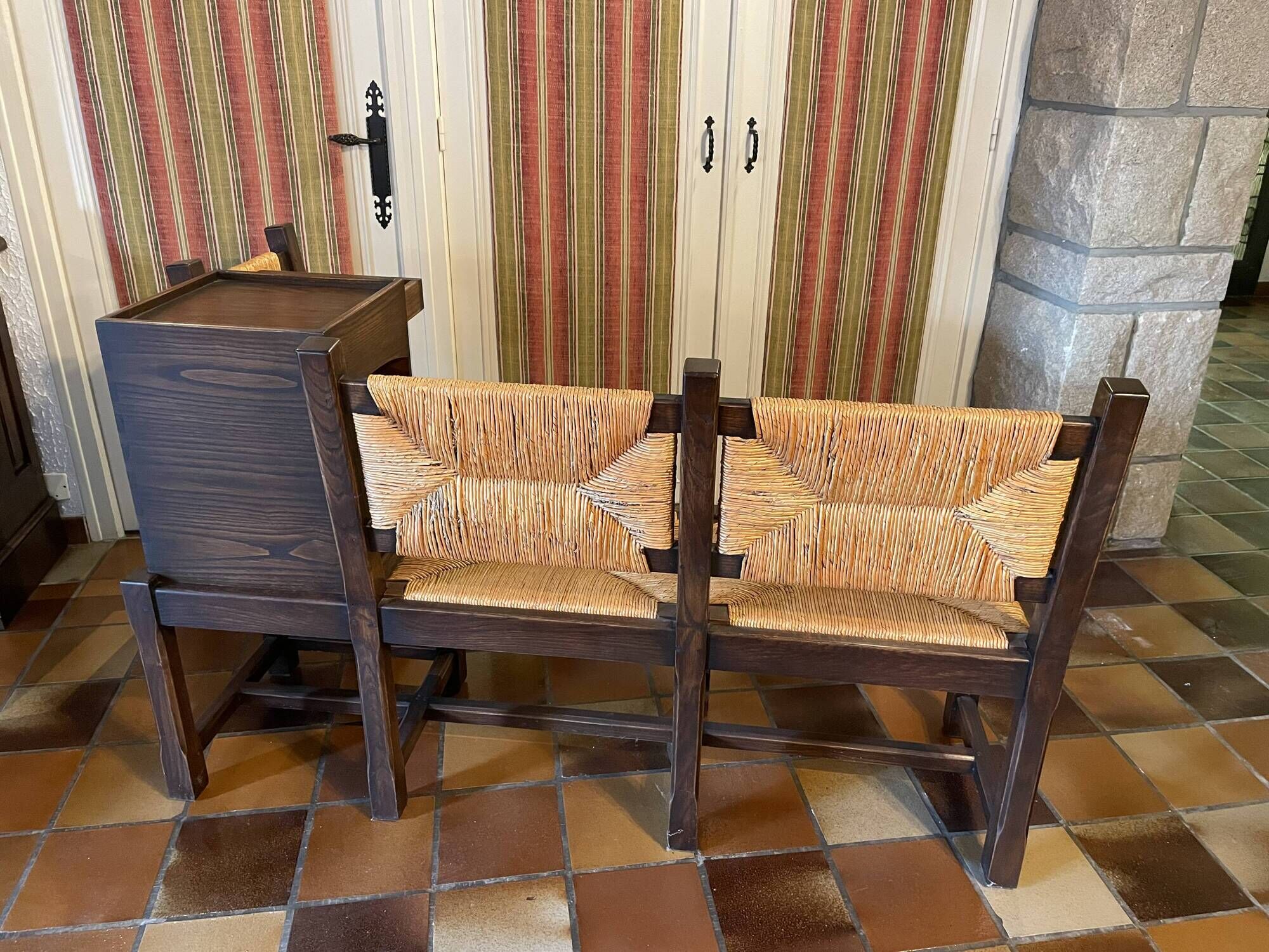 Corner bench