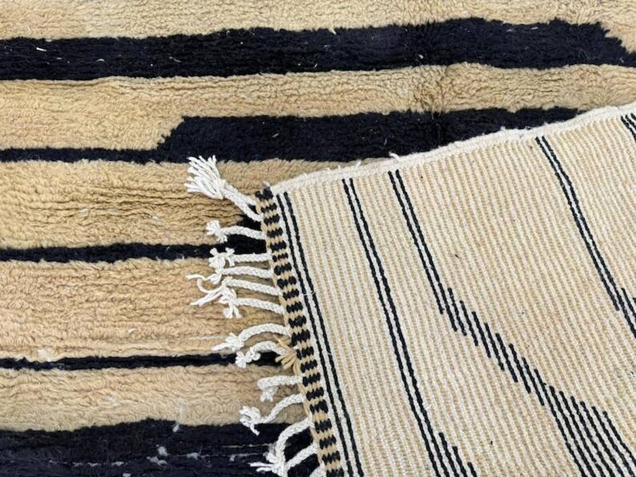 Moroccan rug in natural wool 200cm x 300cm