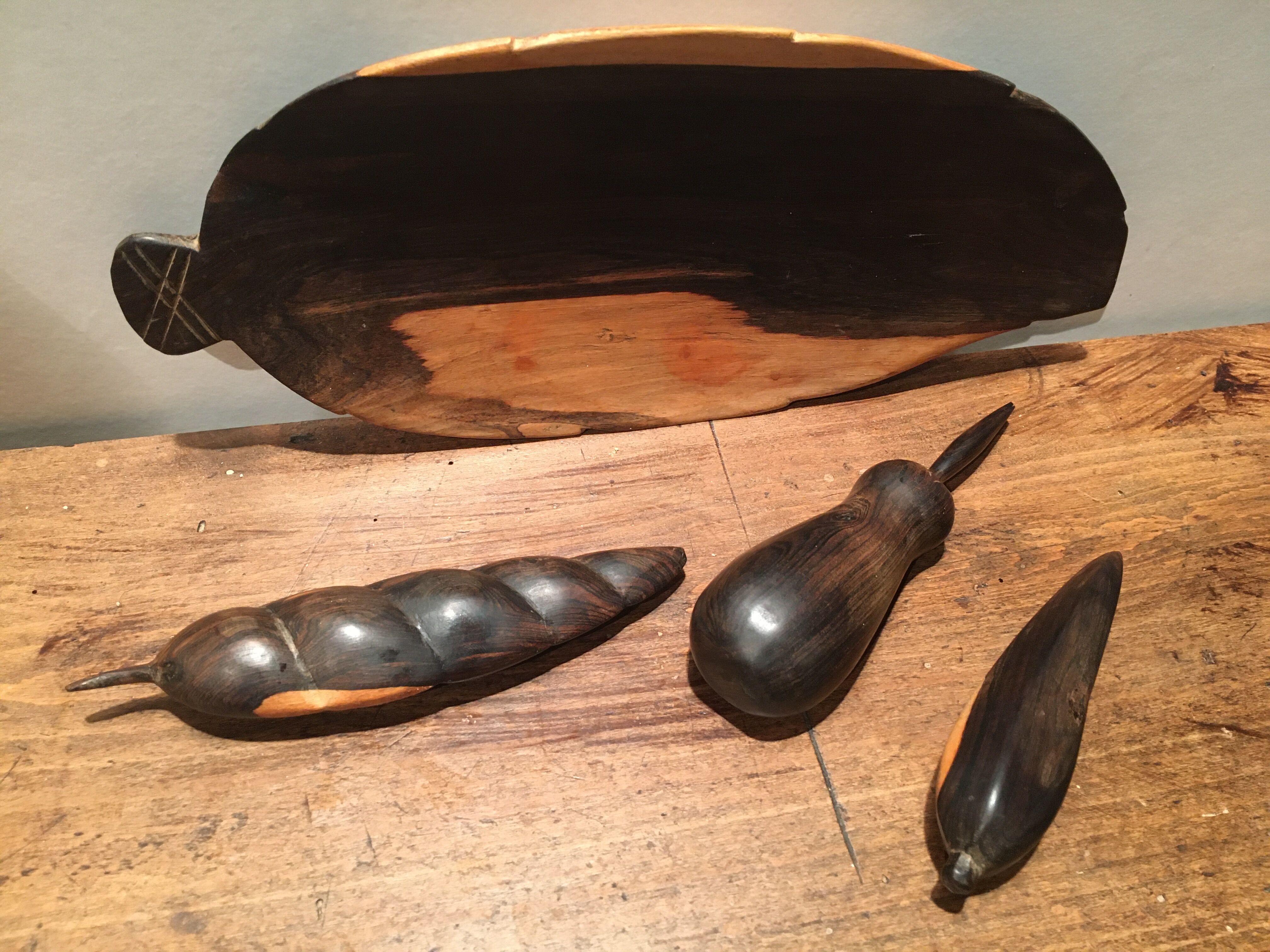 Tray and its wooden fruits. Tribal art