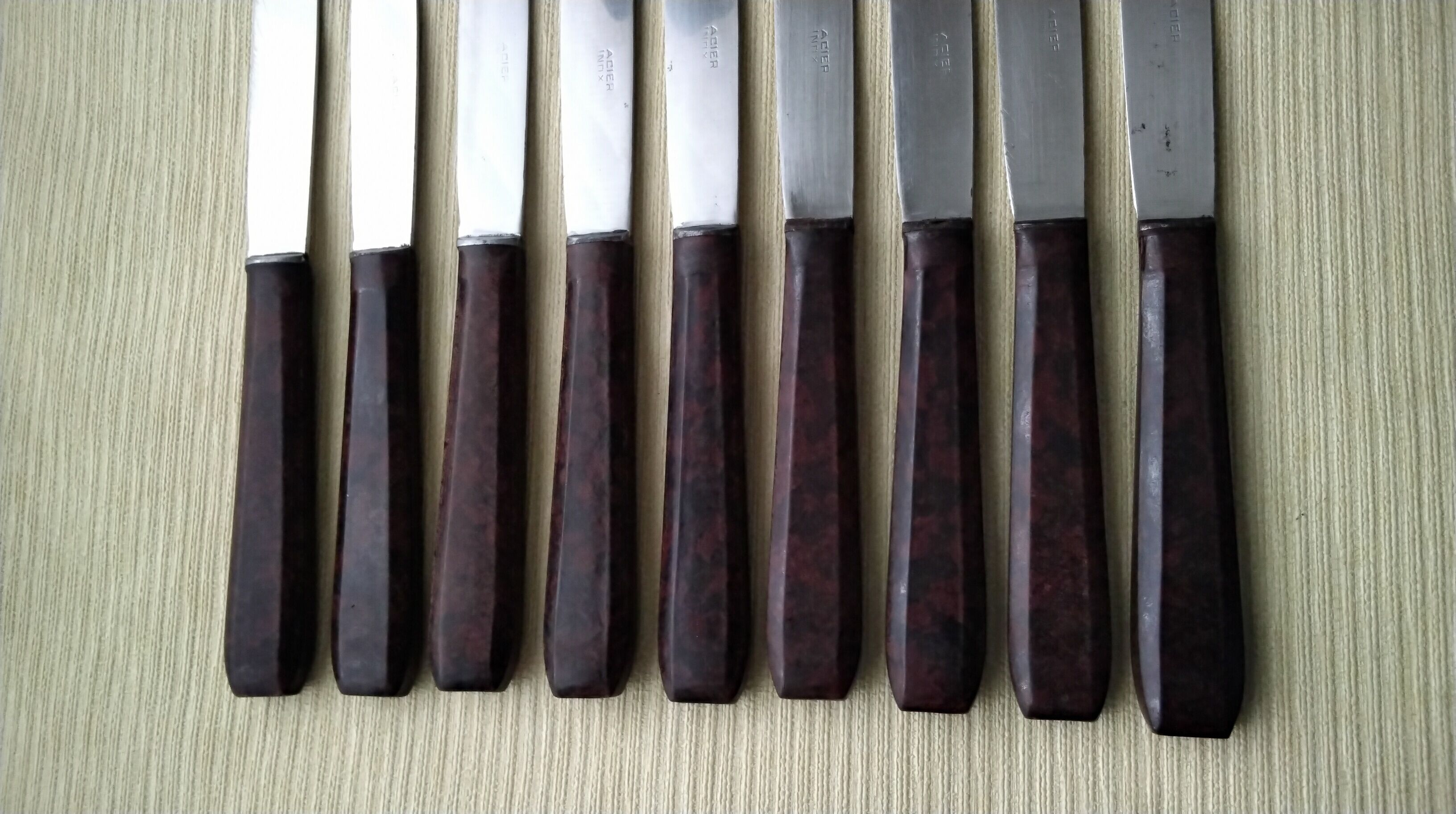 Set de 9 couteaux de table vintage inox et bakélite brune