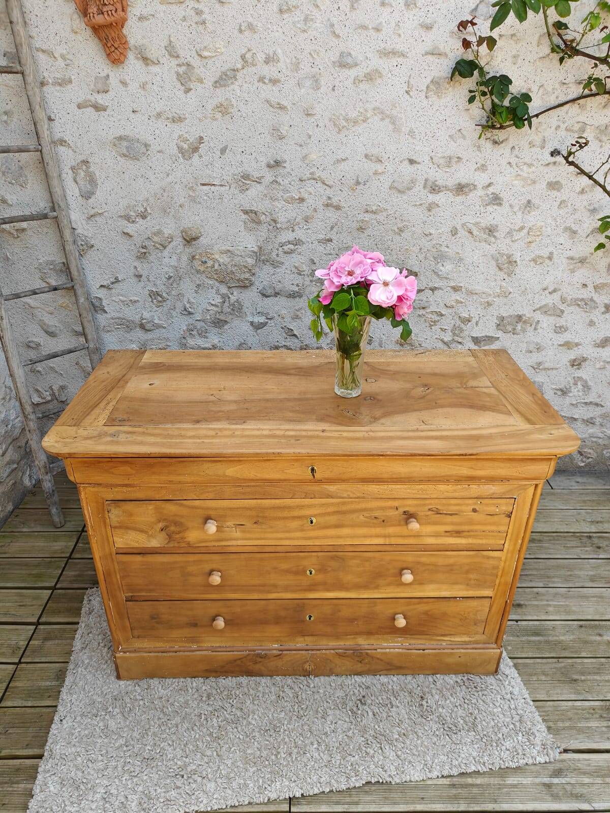 Walnut chest of drawers