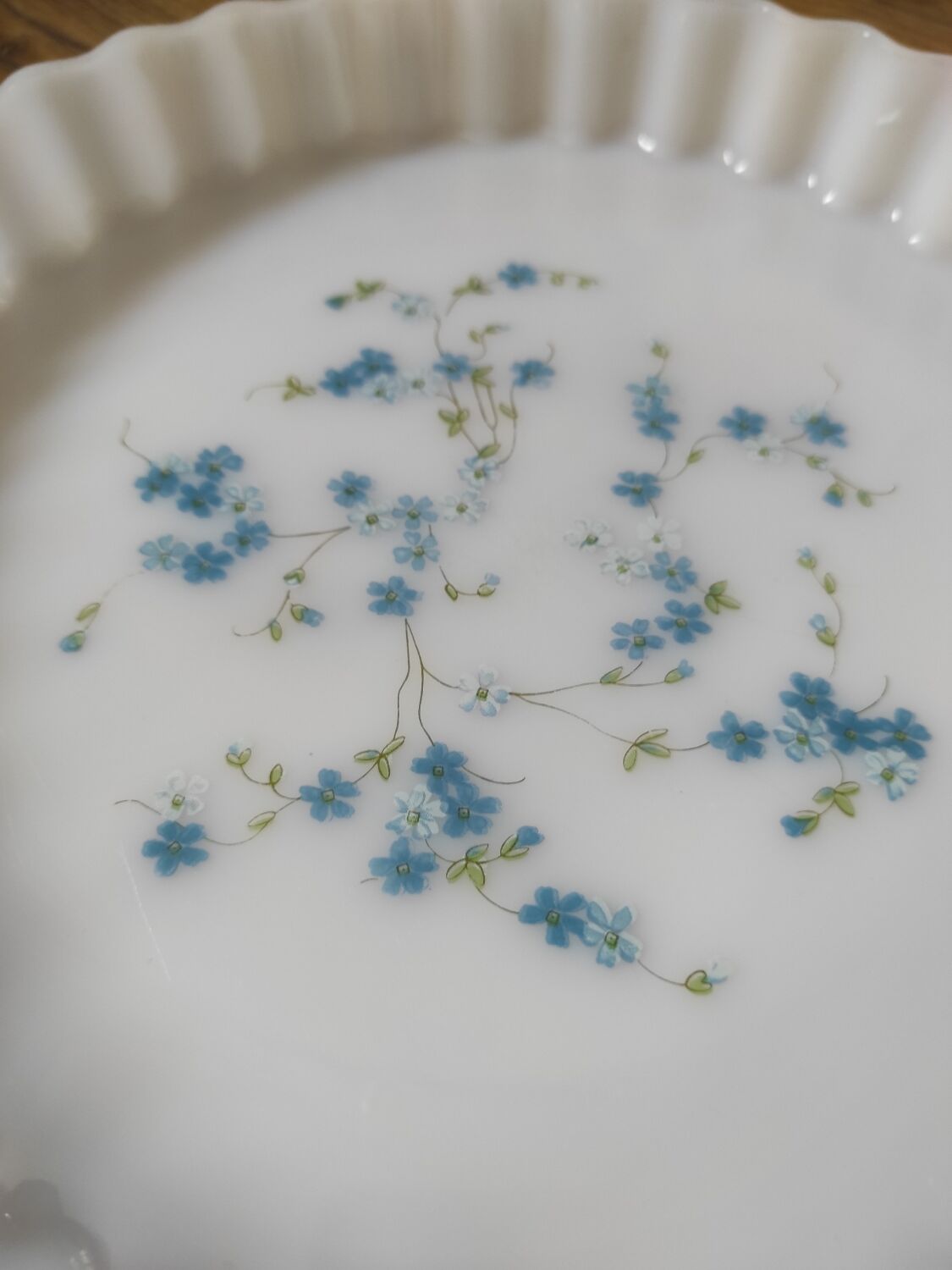 Arcopal forget-me-not pie mould