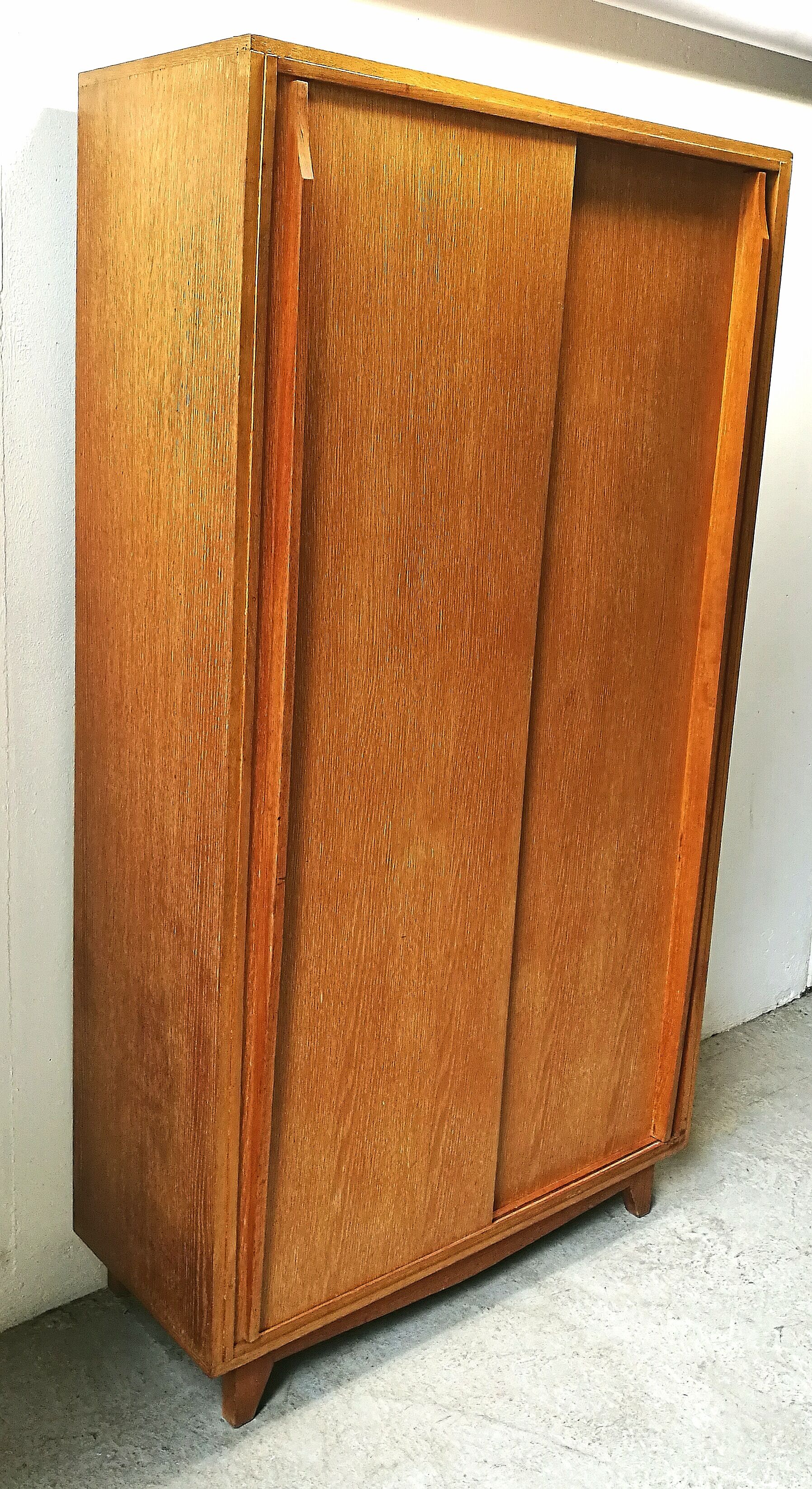 Wardrobre light oak sliding doors 1950